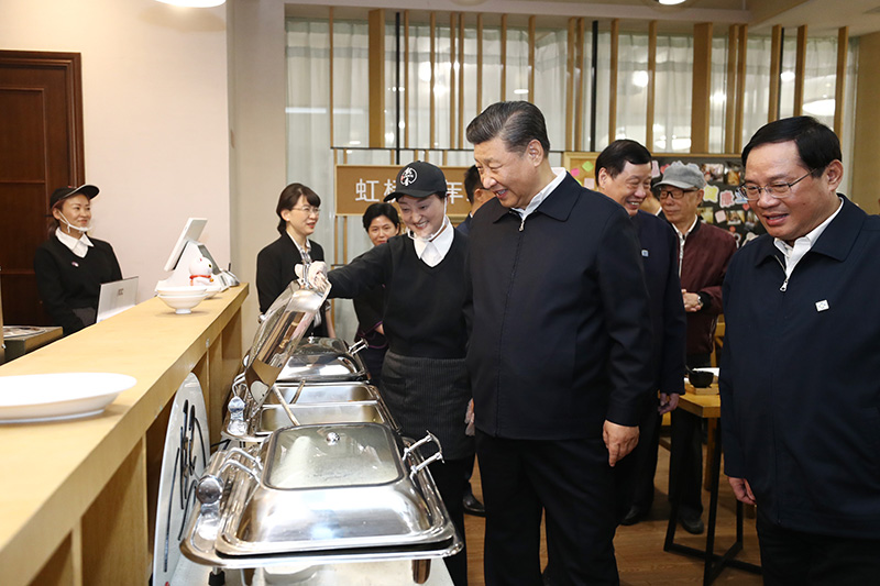 11月2日至3日，中共中央总书记、国家主席、中央军委主席习近平在上海考察。这是2日下午，习近平在长宁区虹桥街道古北市民中心老年助餐点考察，了解社区养老等便民服务情况。新华社记者 鞠鹏 摄