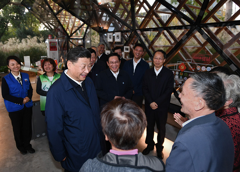 11月2日至3日，中共中央总书记、国家主席、中央军委主席习近平在上海考察。这是2日下午，习近平在杨浦区滨江公共空间杨树浦水厂滨江段人人屋党群服务站，同服务站工作人员和居民交谈，了解基层党建和公共服务情况。新华社记者 谢环驰 摄