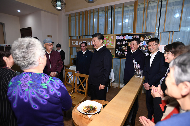 11月2日至3日，中共中央总书记、国家主席、中央军委主席习近平在上海考察。这是2日下午，习近平在长宁区虹桥街道古北市民中心老年助餐点，同正在用餐的居民热情交谈。新华社记者 谢环驰 摄